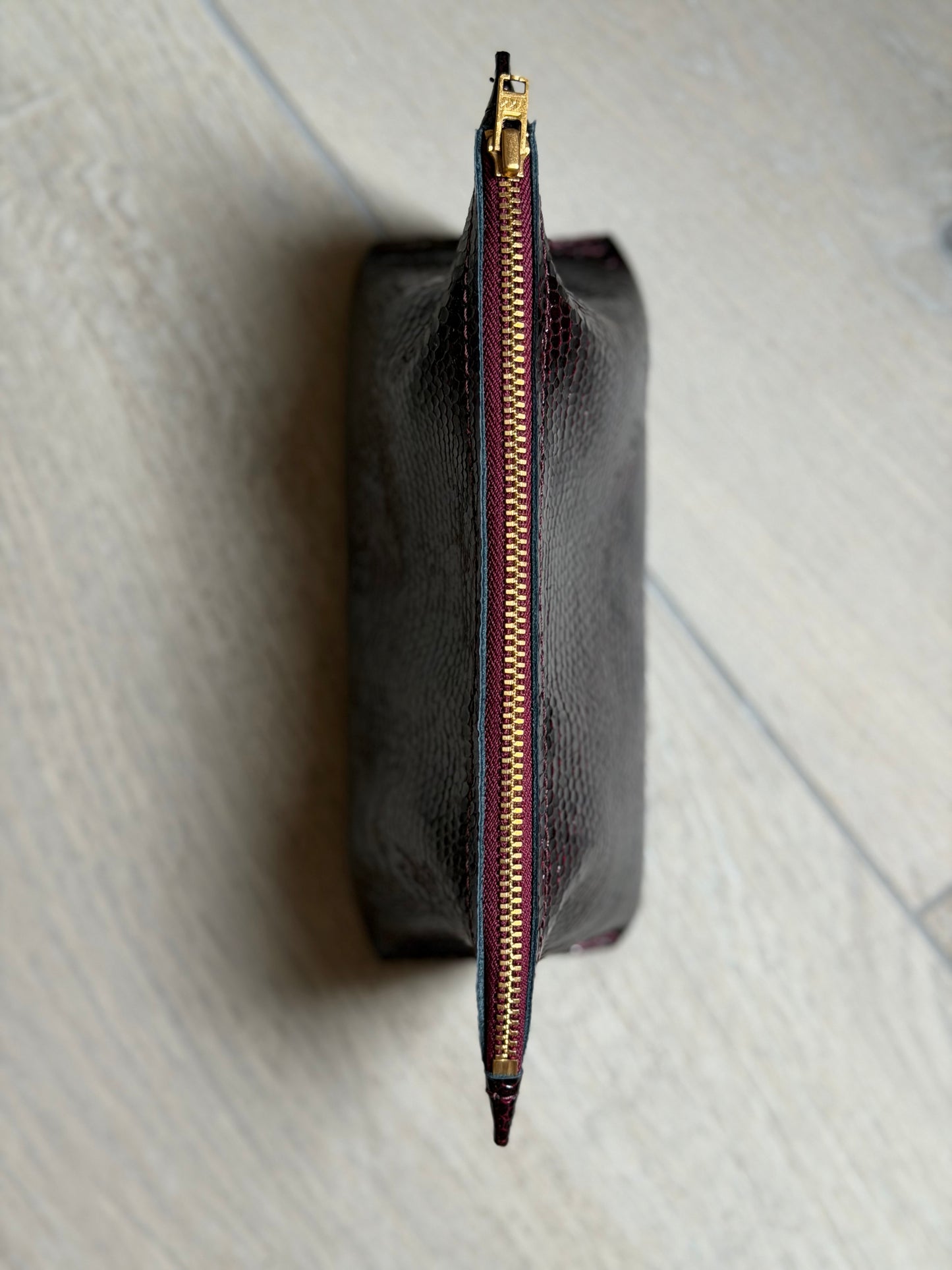 Make-up tas COCO - Midi (M) - Lakleer rood met roggeprint